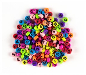 Margele din plastic rotunde multicolore 7 mm cu litere Stylex, 20 gr 